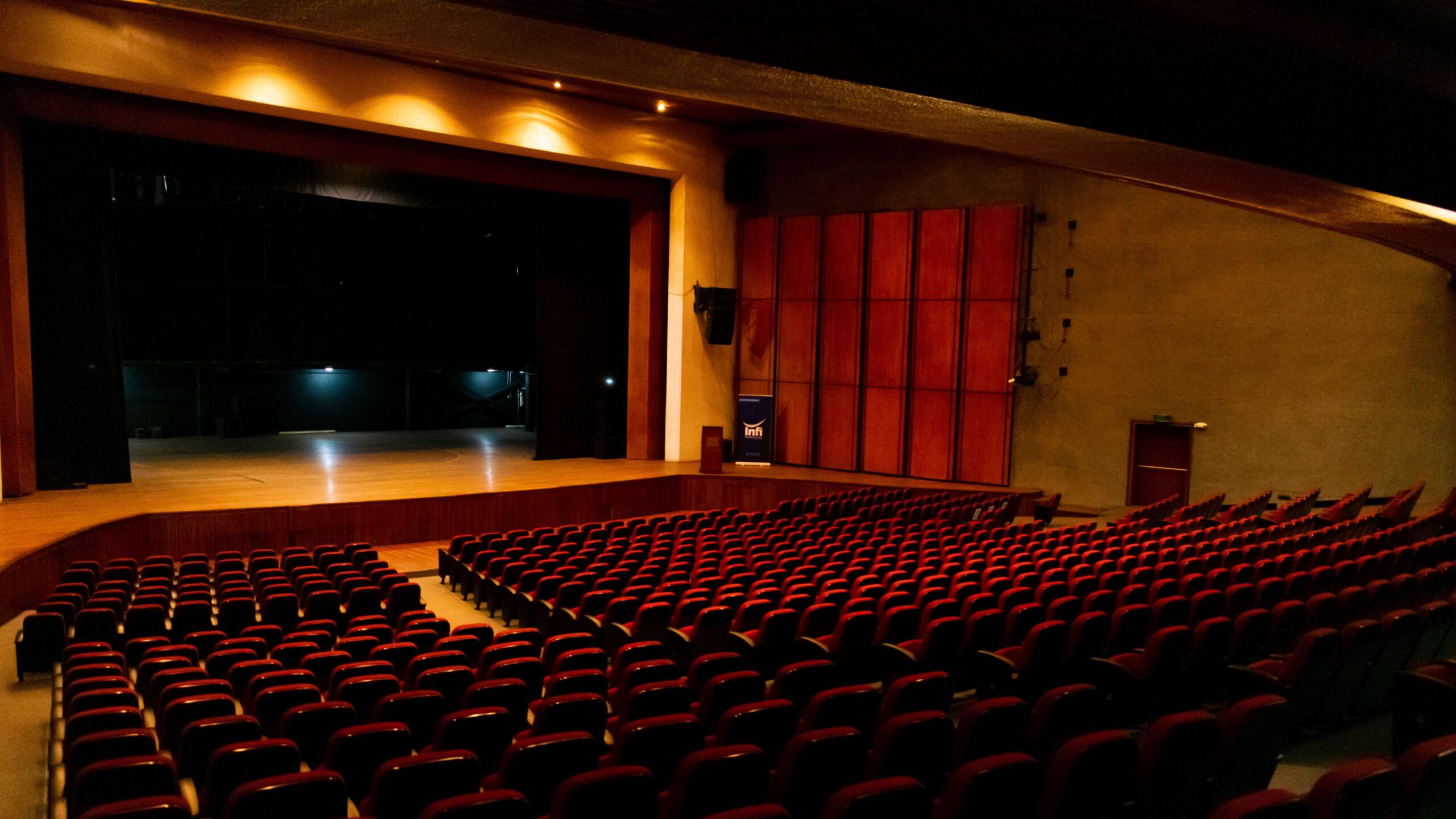 Sala principal del Teatro Los Fundadores con sillas rojas